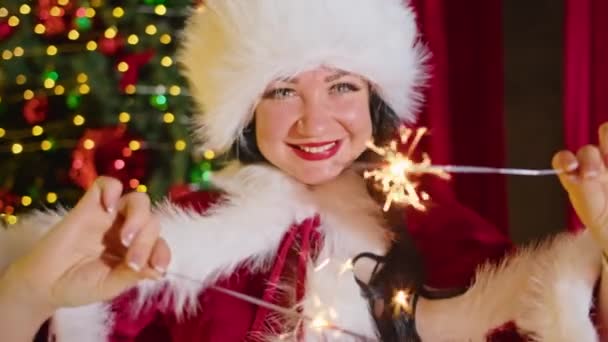 Felice donna signora Babbo Natale gioca con scintille, scintille deliziare il suo. — Video Stock