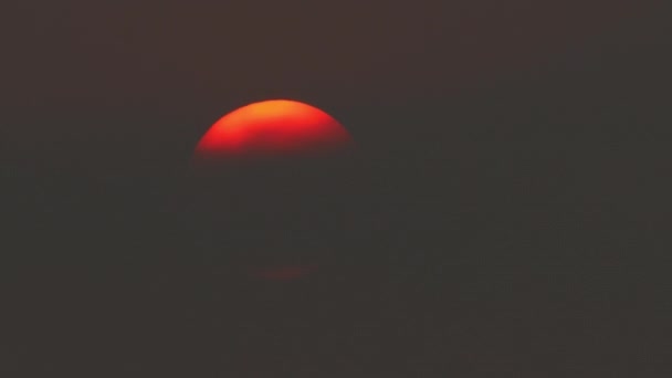 Amanecer rojo del sol a través de las nubes. mañana brumosa. — Vídeos de Stock