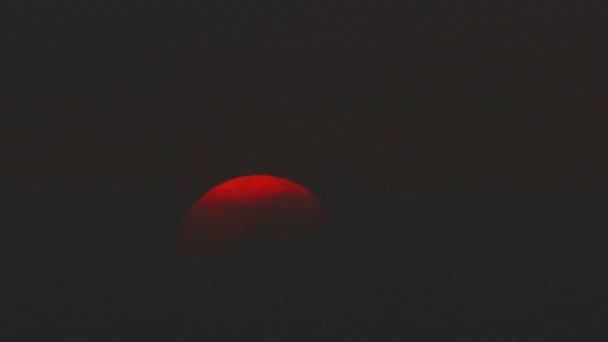 Amanecer rojo del sol a través de las nubes. mañana brumosa. — Vídeo de stock
