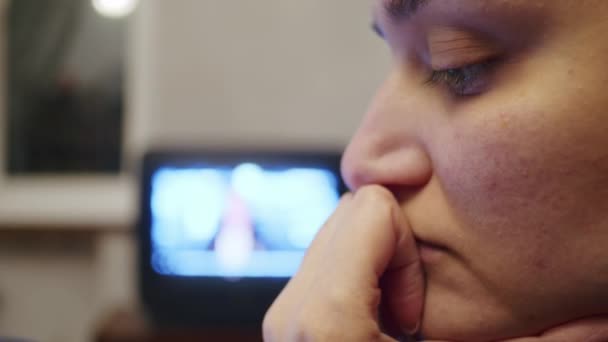 Smutna dziewczyna ogląda straszne wieści o rosyjskiej ofensywie na terytorium Ukrainy na smartfonie. Wiadomości o napięciach między Ukrainą a Rosją. Rosyjska agresja. Zagrożenie wojną — Wideo stockowe