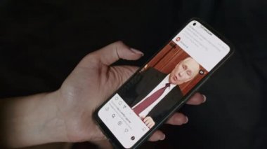 Krivoy Rog, UKRAINE - FEBRUARY 2022 Üzgün bir kız Ukrayna topraklarındaki Rus saldırısıyla ilgili haberlere bakıyor. Ukrayna ve Rusya arasındaki gerginlikler hakkında haberler