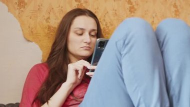 Krivoy Rog, UKRAINE - FEBRUARY 2022 Üzgün bir kız Ukrayna topraklarındaki Rus saldırısıyla ilgili haberlere bakıyor. Ukrayna ve Rusya arasındaki gerginlikler hakkında haberler