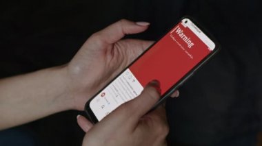 Krivoy Rog, UKRAINE - FEBRUARY 2022 Üzgün bir kız Ukrayna topraklarındaki Rus saldırısıyla ilgili haberlere bakıyor. Ukrayna ve Rusya arasındaki gerginlikler hakkında haberler