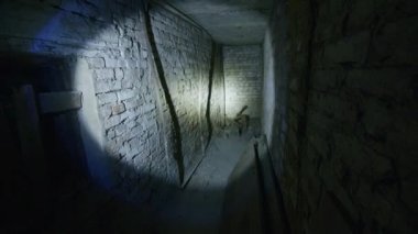 Krivoy Rog, UKRAINE - FEBRUARY 2022 Hüzünlü bir kız bir hava saldırısı durumunda saklanacak yer arıyor. Ukrayna 'da bir sığınak. Rus saldırısı Ukrayna topraklarında. Haberler...