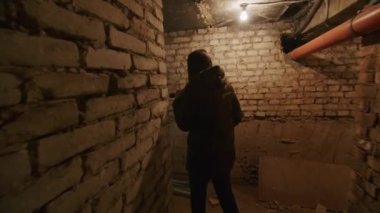 Krivoy Rog, UKRAINE - FEBRUARY 2022 Hüzünlü bir kız bir hava saldırısı durumunda saklanacak yer arıyor. Ukrayna 'da bir sığınak. Rus saldırısı Ukrayna topraklarında. Haberler...