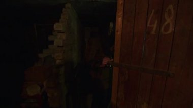 Krivoy Rog, UKRAINE - FEBRUARY 2022 Hüzünlü bir kız bir hava saldırısı durumunda saklanacak yer arıyor. Ukrayna 'da bir sığınak. Rus saldırısı Ukrayna topraklarında. Haberler...