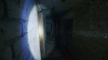 Krivoy Rog, UKRAINE - FEBRUARY 2022 Hüzünlü bir kız bir hava saldırısı durumunda saklanacak yer arıyor. Ukrayna 'da bir sığınak. Rus saldırısı Ukrayna topraklarında. Haberler...