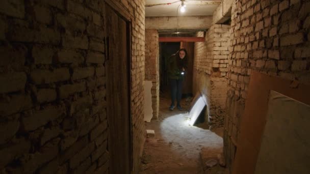 Krivoy Rog, UKRAINE - LUTY 2022 smutna dziewczyna szuka w piwnicy kryjówki w razie ataku powietrznego. schron bombowy na Ukrainie. Rosyjski atak na terytorium Ukrainy. Wiadomości o — Wideo stockowe