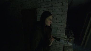 Krivoy Rog, UKRAINE - FEBRUARY 2022 Hüzünlü bir kız bir hava saldırısı durumunda saklanacak yer arıyor. Ukrayna 'da bir sığınak. Rus saldırısı Ukrayna topraklarında. Haberler...