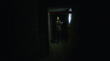 Krivoy Rog, UKRAINE - FEBRUARY 2022 Hüzünlü bir kız bir hava saldırısı durumunda saklanacak yer arıyor. Ukrayna 'da bir sığınak. Rus saldırısı Ukrayna topraklarında. Haberler...