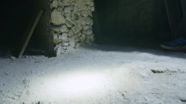 Krivoy Rog, UKRAINE - FEBRUARY 2022 Hüzünlü bir kız bir hava saldırısı durumunda saklanacak yer arıyor. Ukrayna 'da bir sığınak. Rus saldırısı Ukrayna topraklarında. Haberler...