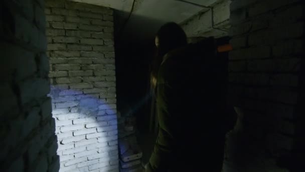 Krivoy Rog, UKRAINE - LUTY 2022 smutna dziewczyna szuka w piwnicy kryjówki w razie ataku powietrznego. schron bombowy na Ukrainie. Rosyjski atak na terytorium Ukrainy. Wiadomości o — Wideo stockowe