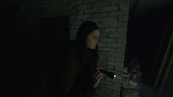 Krivoy Rog, UCRANIA - FEBRERO 2022 una niña triste está buscando en el sótano un lugar para esconderse en caso de un ataque aéreo. refugio antibombas en Ucrania. Ataque ruso en el territorio de Ucrania. Noticias sobre — Vídeos de Stock
