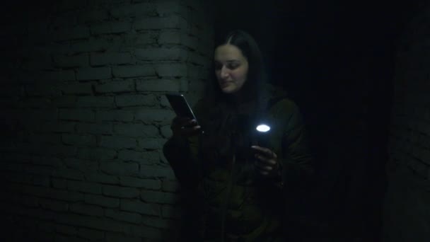 Krivoy Log, UKRAINE - 2022年2月航空攻撃の場合に非表示にする場所を地下室で探している悲しい女の子。ウクライナの爆弾シェルター。ウクライナの領土へのロシアの攻撃。ニュースについて — ストック動画