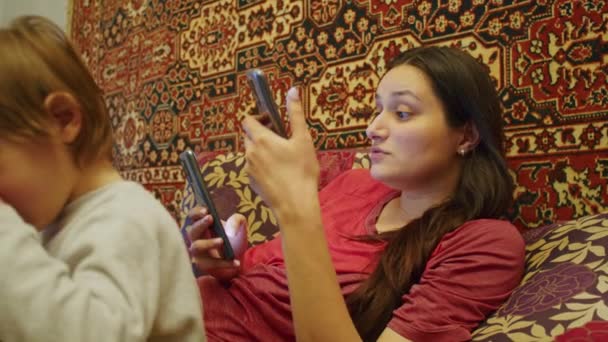 克里斯蒂 · 罗格，英国，2022年2月- -一个悲伤的女孩在智能手机上看到了俄罗斯进攻乌克兰领土的可怕消息。乌克兰和俄罗斯之间紧张关系的新闻 — 图库视频影像