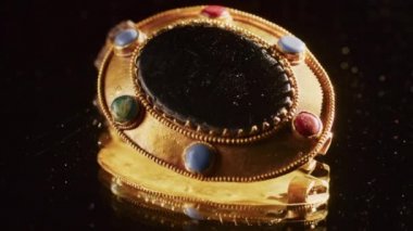2000 yaşında bir İskitli rahibenin altın broşu, eski bir küpe, kazı sırasında bulunan dönen bir tekerlek. Klasik mücevherler. Din. yakın plan