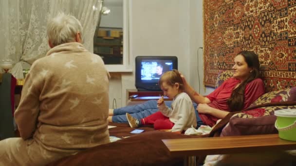 Krivoy Rog, UKRAINE - LUTY 2022 Smutna dziewczyna patrzy na straszne wieści na smartfonie o rosyjskiej ofensywie na terytorium Ukrainy. Wiadomości o napięciach między Ukrainą a Rosją — Wideo stockowe