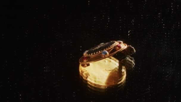 スキタイの聖職者の金のブローチ2000歳,古いイヤリング,回転ホイール,発掘調査中に発見されました.ヴィンテージジュエリー。宗教だ。閉鎖 — ストック動画