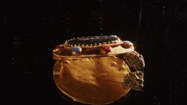 一个2000岁的锡安女祭司的金胸针，一个古老的耳环，一个纺车，在挖掘过程中发现的。老式珠宝。宗教。特写镜头 — 图库视频影像