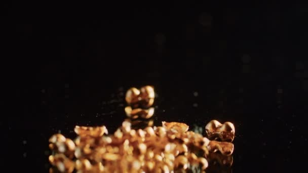 Золотые заклепки скифской жрицы 2000 лет, старая серьга, прялка, найденная во время раскопок. Винтажные украшения. Религия. макро — стоковое видео