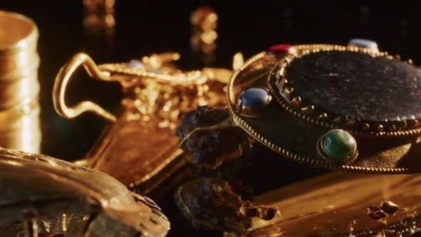 Gouden sieraden van een Scythische priesteres 2000 jaar oud, een oude oorbel, een spinnewiel, gevonden tijdens opgravingen. vintage sieraden. religie. close-up — Stockvideo