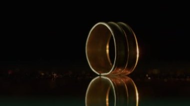 2000 yaşında bir İskitli rahibenin altın yüzüğü, eski bir küpe, kazı sırasında bulunan dönen bir tekerlek. Klasik mücevherler. Din. yakın plan