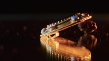 2000 yaşında bir İskitli rahibenin altın broşu, eski bir küpe, kazı sırasında bulunan dönen bir tekerlek. Klasik mücevherler. Din. yakın plan