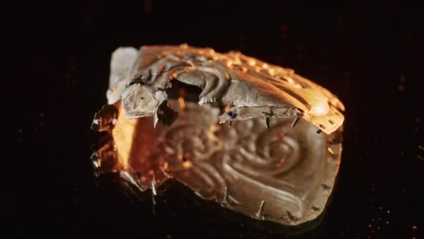 Una spilla d'oro di una sacerdotessa scita di 2000 anni, un vecchio orecchino, una ruota rotante, trovata durante gli scavi. gioielli vintage. religione. primo piano — Video Stock