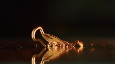 2000 yaşında bir İskitli rahibenin altın küpesi, kazı sırasında bulunan eski bir küpe, dönen bir tekerlek. Klasik mücevherler. Din. yakın plan