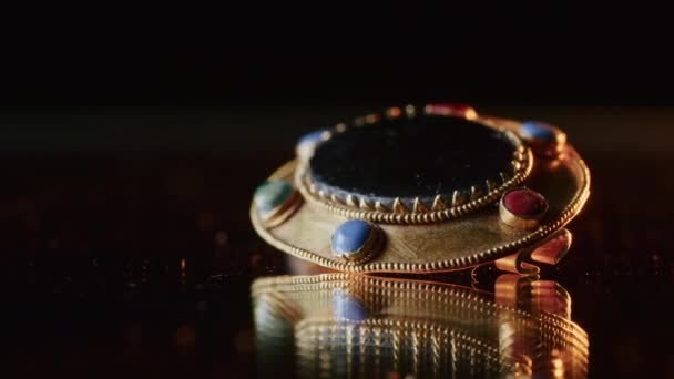 Um broche de ouro de uma sacerdotisa cita de 2000 anos, um brinco velho, uma roda giratória, encontrado durante as escavações. jóias vintage. religião. close-up — Vídeo de Stock