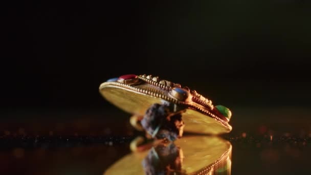 Una spilla d'oro di una sacerdotessa scita di 2000 anni, un vecchio orecchino, una ruota rotante, trovata durante gli scavi. gioielli vintage. religione. primo piano — Video Stock