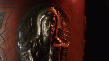 Hıristiyan ayini için bakır kase. Kazılar sırasında bulundu. Klasik mücevherler. Din. yakın plan