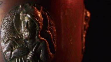 Hıristiyan ayini için bakır kase. Kazılar sırasında bulundu. Klasik mücevherler. Din. yakın plan