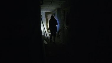 Berbat durumdaki bir kız bomba patlaması ihtimaline karşı sığınacak bir yer bulmak için korkunç bir bodrum katını arıyor. Ukrayna ve Rusya arasındaki gerginlik hakkında haberler. Rus saldırganlığı. Savaş tehdidi.