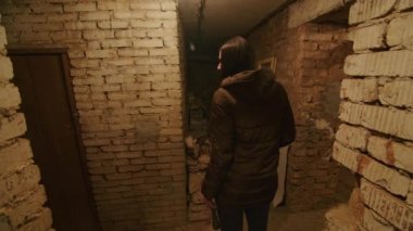 Berbat durumdaki bir kız bomba patlaması ihtimaline karşı sığınacak bir yer bulmak için korkunç bir bodrum katını arıyor. Ukrayna ve Rusya arasındaki gerginlik hakkında haberler. Rus saldırganlığı. Savaş tehdidi.