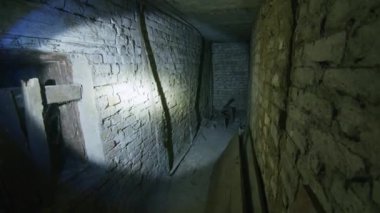 Berbat durumdaki bir kız bomba patlaması ihtimaline karşı sığınacak bir yer bulmak için korkunç bir bodrum katını arıyor. Ukrayna ve Rusya arasındaki gerginlik hakkında haberler. Rus saldırganlığı. Savaş tehdidi.