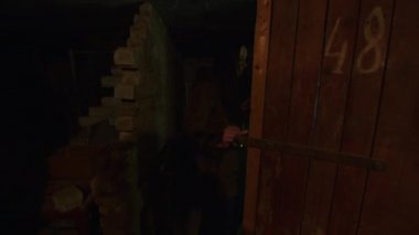 Berbat durumdaki bir kız bomba patlaması ihtimaline karşı sığınacak bir yer bulmak için korkunç bir bodrum katını arıyor. Ukrayna ve Rusya arasındaki gerginlik hakkında haberler. Rus saldırganlığı. Savaş tehdidi.