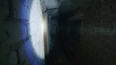 Berbat durumdaki bir kız bomba patlaması ihtimaline karşı sığınacak bir yer bulmak için korkunç bir bodrum katını arıyor. Ukrayna ve Rusya arasındaki gerginlik hakkında haberler. Rus saldırganlığı. Savaş tehdidi.