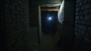 Berbat durumdaki bir kız bomba patlaması ihtimaline karşı sığınacak bir yer bulmak için korkunç bir bodrum katını arıyor. Ukrayna ve Rusya arasındaki gerginlik hakkında haberler. Rus saldırganlığı. Savaş tehdidi.