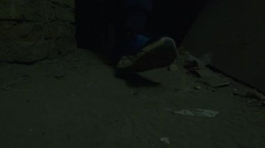 Berbat durumdaki bir kız bomba patlaması ihtimaline karşı sığınacak bir yer bulmak için korkunç bir bodrum katını arıyor. Ukrayna ve Rusya arasındaki gerginlik hakkında haberler. Rus saldırganlığı. Savaş tehdidi.
