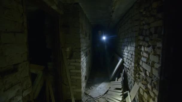 Une fille dans un état terrible fouille un sous-sol effrayant pour trouver un abri possible en cas d'explosion d'une bombe. Nouvelles sur les tensions entre l'Ukraine et la Russie. L'agression russe. La menace de guerre. — Video