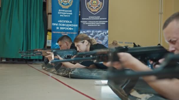 Krivoy Rog, Ucrania - 28 de febrero. 2022 Los cadetes aprenden a manejar una ametralladora y disparar desde ella. entrenamiento militar y de rifles de cadetes de la policía ucraniana para el conflicto con Rusia. Noticias sobre — Vídeo de stock