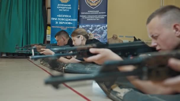 Krivoy Rog, Ukraine - 28 février. 2022 Les cadets apprennent à manipuler une mitrailleuse et à tirer à partir de celle-ci. entraînement militaire et au fusil des cadets de la police ukrainienne pour le conflit avec la Russie. Nouvelles à propos — Video