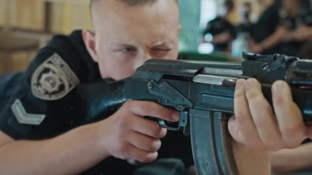 克里斯蒂 · 罗格，乌克兰，2月28日。2022年的学员学习如何操作机枪并从中射击。乌克兰警察士官生与俄罗斯冲突的军事训练和步枪训练。有关的新闻 — 图库视频影像