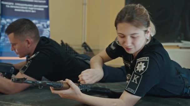 Krivoy Rog, Ukrajna - február 28. A 2022-es kadétok megtanulnak bánni a géppuskával és lőni belőle. az ukrán rendőrkadétok katonai és fegyveres kiképzése az Oroszországgal való konfliktusra. Hírek — Stock videók