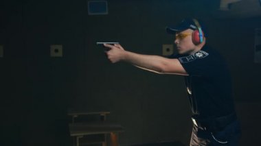 Krivoy Rog, Ukrayna - Şubat, 28. 2022 Harbiyeliler makineli tüfek kullanmayı ve ateş etmeyi ondan öğrenirler. Ukraynalı polis akademisyenlerinin Rusya ile çatışmaları için askeri ve tüfek eğitimi. Haberler...