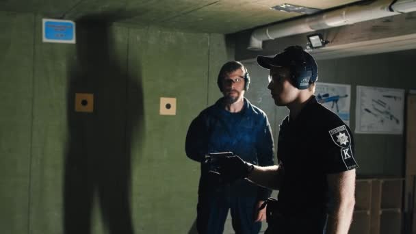 克里斯蒂 · 罗格，乌克兰，2月28日。2022年的学员学习如何操作机枪并从中射击。乌克兰警察士官生参加与俄罗斯战争的军事训练和步枪训练。有关的新闻 — 图库视频影像