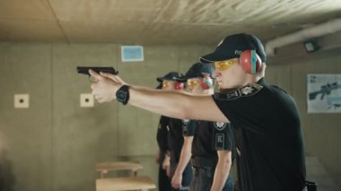 Krivoy Rog, Ukrayna - Şubat, 28. 2022 Harbiyeliler makineli tüfek kullanmayı ve ateş etmeyi ondan öğrenirler. Rusya ile savaş için Ukraynalı polis akademisyenlerinin askeri ve tüfek eğitimi. Haberler...