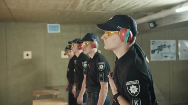 Krivoy Rog, Ukraina - 28 februari. 2022 Kadetter lär sig att hantera ett maskingevär och skjuta därifrån. militär utbildning och gevärsträning av ukrainska poliskadetter för konflikten med Ryssland. Nyheter om — Stockvideo