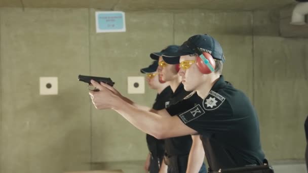 Krivoy Rog, Ukrajna - február 28. A 2022-es kadétok megtanulnak bánni a géppuskával és lőni belőle. az ukrán rendőrkadétok katonai és fegyveres kiképzése az Oroszországgal vívott háborúra. Hírek — Stock videók